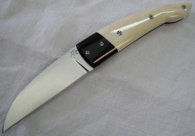 couteau cran forcé XC 75 poli miroir ; plaquettes corne de buffle et ivoire de phacochère